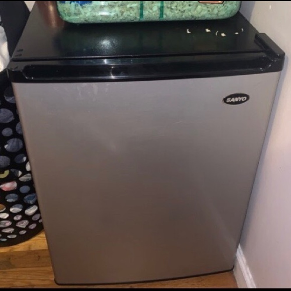 Mini refrigerator